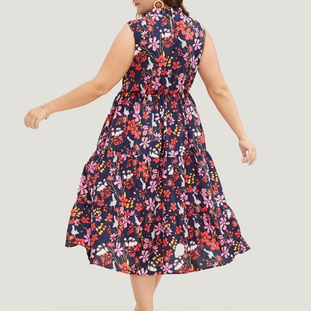 NWT floral pocket dress with mock neck and button closure . - Picture 2 of 8